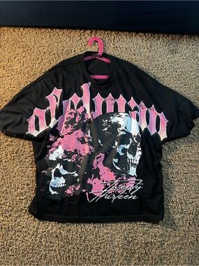 Black Short-Sleeve Skull Graphic Tee with Pink Accents